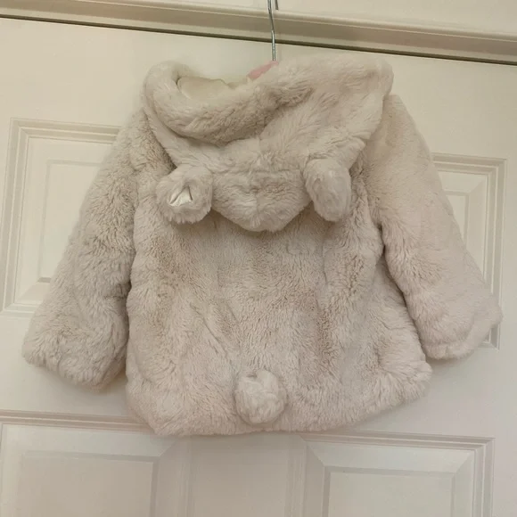 Cream soft faux fur coat size 9-12months - Picture 2 of 5